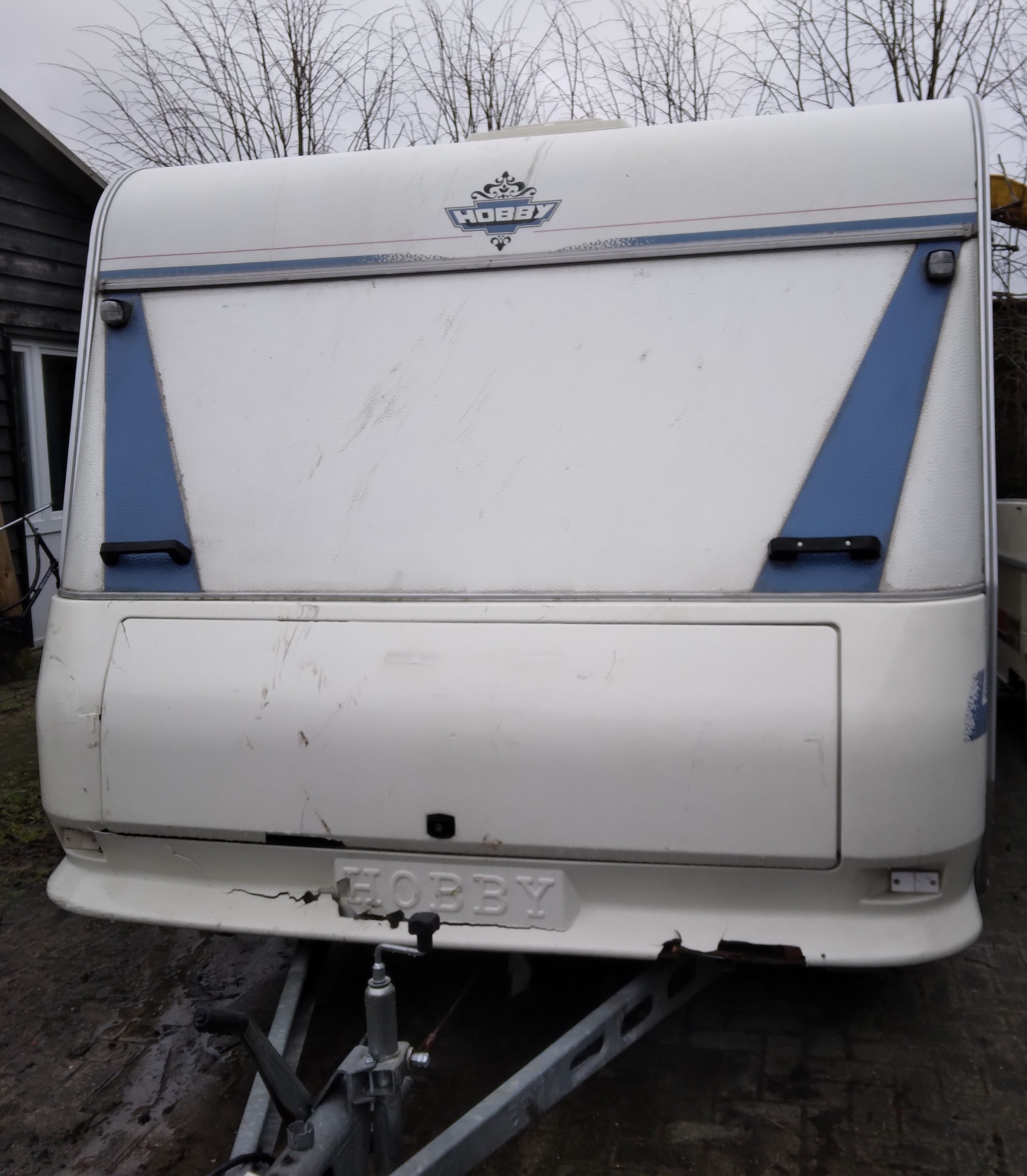 Hobby caravan met schade weer netjes gerepareerd en klaar voor het nieuwe seizoen!